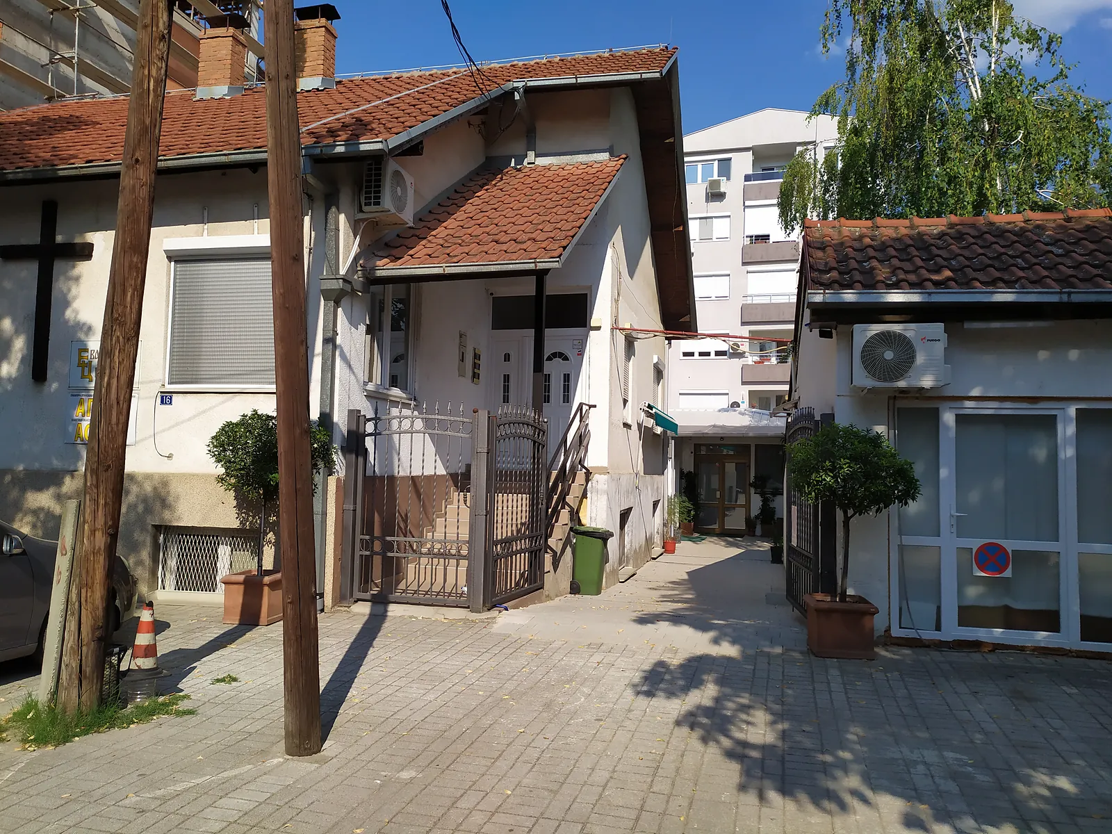 Зградата на Меѓународната црква во Скопје